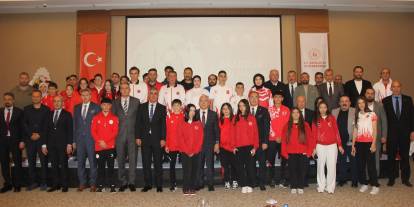 “Zirvedeki Yiğidolar” ödüllerini aldı