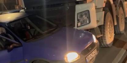 Sivas’ta seyir halindeki kamyon otomobile çarptı