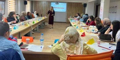 Çevre illerden gelen ebe ve hemşireler Sivas'ta eğitim aldı