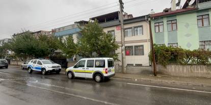 Yağmurlu havada tamir ettiği çatıyı kontrol ederken ayağı kayıp düştü