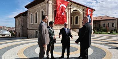Vali Şimşek, açılış öncesi kütüphanede incelemelerde bulundu