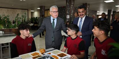 Vali Şimşek öğrencilerle aynı sofrada yemek yedi