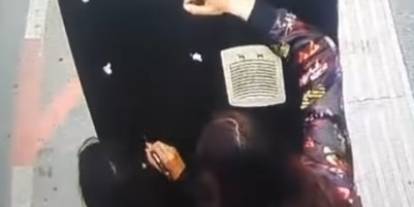 Sivas'ta gençler durak tabelasını tahrip etti!