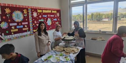 Sivas'ta öğrenciler Gazze'ye destek kermesi düzenledi