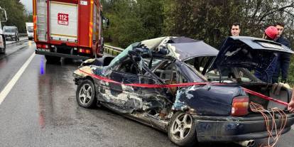 Yolcu otobüsünün çarptığı otomobil bariyere vurdu: 1 ölü, 2 yaralı