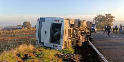 Tarım işçilerini taşıyan midibüs devrildi: 23 yaralı