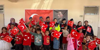 Altınyayla’da 29 Ekim Coşkusu: Jandarmadan Öğrencilere Anlamlı Kutlama
