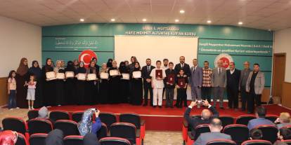 Sivas'ta hafızlar dualarla  belgelerini aldı