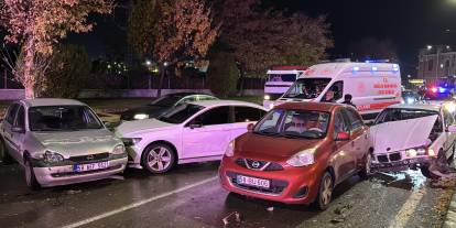 Sivas'ta 5 araç birbirine girdi!