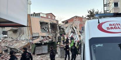 7 katlı bina çöktü, 5 kişi enkaz altında!