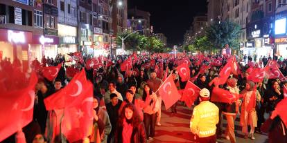 Sivas'ta Cumhuriyet'in 102. yıl dönümü fener alayı ile kutlandı