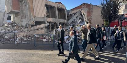 Kocaeli'de çöken binanın enkazında bilirkişi heyeti inceleme yapıyor