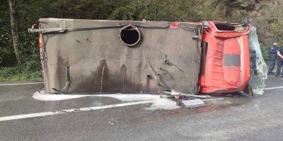 Yangına müdahaleden dönen itfaiye aracı devrildi