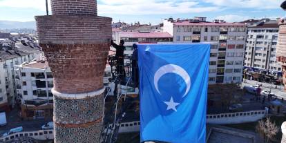 Sivas'ta  8 asırlık medreseye Doğu Türkistan bayrağı asıldı