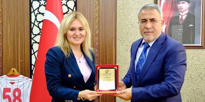 Öztürk’e plaket