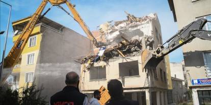 Sındırgı'da ağır hasarlı binaların yıkımı sürüyor