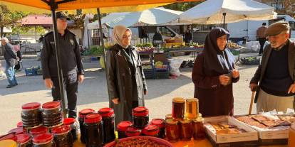 Kaymakam Yücel, ilçe pazarında esnafla bir araya geldi