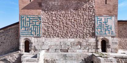 Sivas’ın simgesi medresede Mâ’kılî yazı detayı