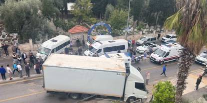 Minibüs ile kamyon çarpıştı; 22'si öğrenci, 23 yaralı