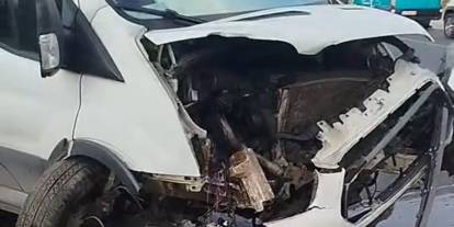 Servis minibüsü ile hafif ticari araç çarpıştı: 13'ü çocuk 19 yaralı