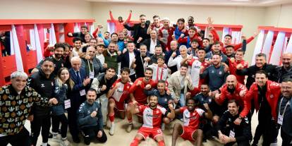 Yiğidolardan galibiyet pozu!