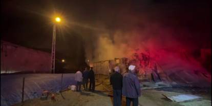 Sivas'ta çıkan ahır yangını korkuttu!