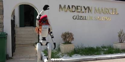 Robot işçi güzellik merkezinde mesaiye başladı