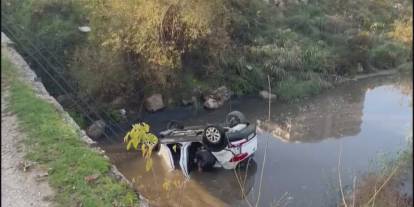 Çaya düşen otomobilden 2 kız kurtarıldı