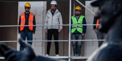 İnşaat işçileri, iskele üzerinde Ata'yı andı