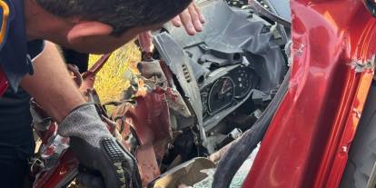 Yük kamyonuyla otomobil çarpıştı: 1 ölü, 1 yaralı