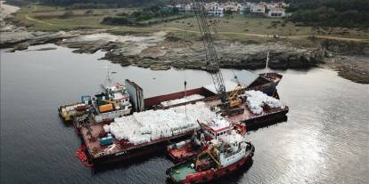 Karaya oturan gemideki yükün tahliyesine başlandı