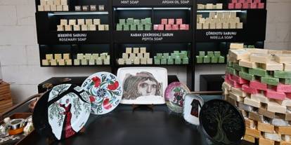 Kırılan tabaklar sanat eserine dönüştürülüyor