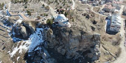 Sivas'ta uçurumun kenarı dolup taşıyor