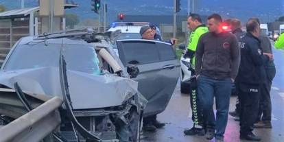 İki otomobil çarpıştı, 3 kişi yaralandı