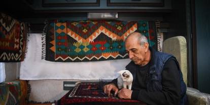 Depremler sonrası halı tamircisi dükkanını karavana taşıdı