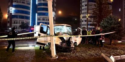 Malatya'da aydınlatma direğine çarpan minibüsün sürücüsü öldü