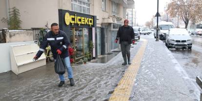 Sivas’ta Kırılan Ağaç Dalları Temizleniyor, Yollarda Tuzlama Yapılıyor