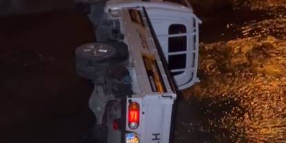 Alkollü sürücü su kanalına düştü