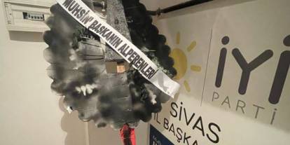 Karasu’nun Sözleri Sivas’ta Kriz Yarattı: Alperenlerden Siyah Çelenkli Tepki