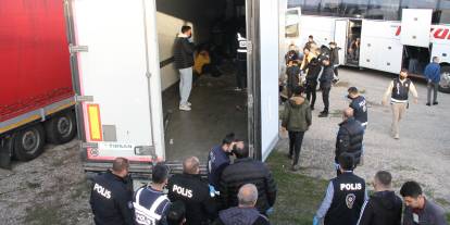 Sivas' tırın dorsesinde 28 kaçak göçmen bulundu