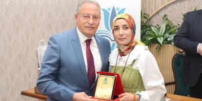 Sivas'ta roller değişti! Öğrenciler öğretmenine plaket verdi