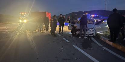 Sivas'ta otomobille traktör çarpıştı!