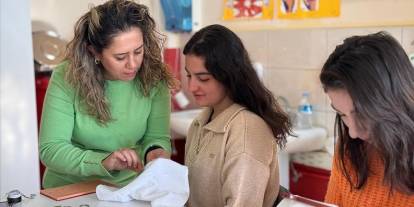 Ebelik öğrencileri el becerilerini dikiş nakışla geliştiriyor