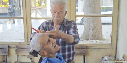 Eline aldığı makası 57 yıldır bırakmıyor