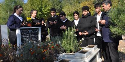 Depremde hayatını kaybeden öğretmen, mezarı başında anıldı