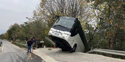 Yokuşta park edilen tur otobüsü, hareket edince şarampole düştü