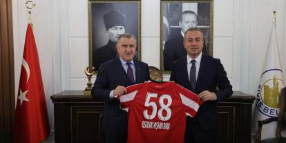 Adem Uzun Bakan Bak'a Sivasspor forması hediye etti!
