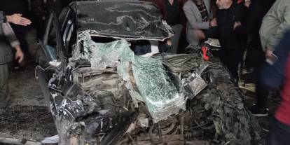 Tokat-Sivas yolunda feci kaza: Araç hurdaya döndü