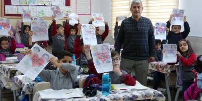 Depremin yaralarını öğrencileriyle sardı