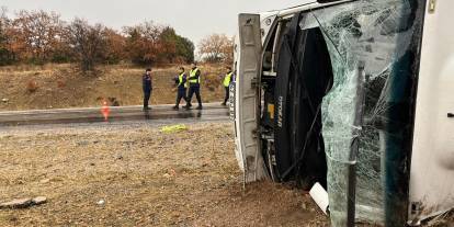 Okul servisi devrildi; 28'i öğrenci 29 yaralı